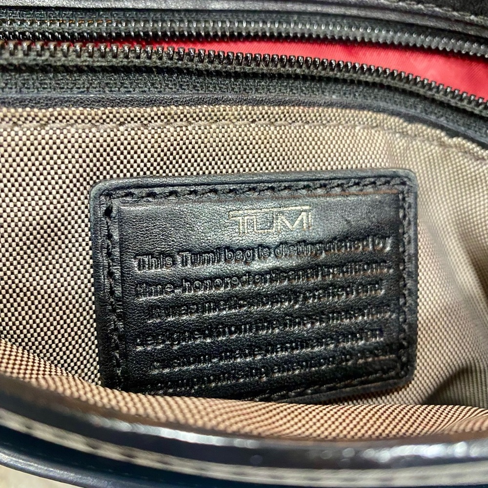 Tumi Black Leather Crossbody “ Map Bag” pre-loved , nice looking Tumi —Unisex - Picture 12 of 16